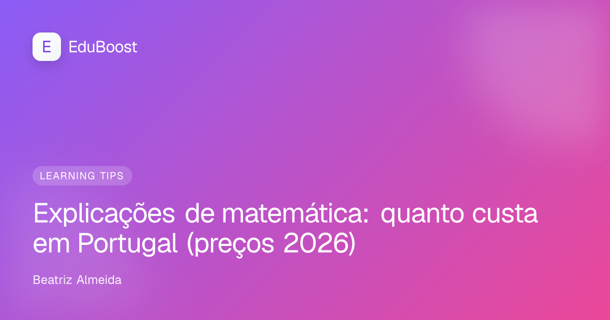Aluno e professor numa aula de matemática, quadro com equações visível ao fundo