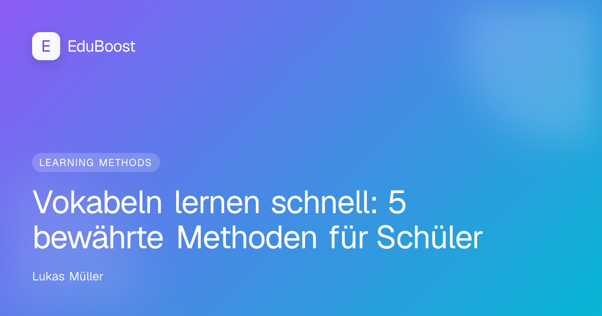 Schüler mit Karteikarten und Notizen beim konzentrierten Vokabellernen am Schreibtisch