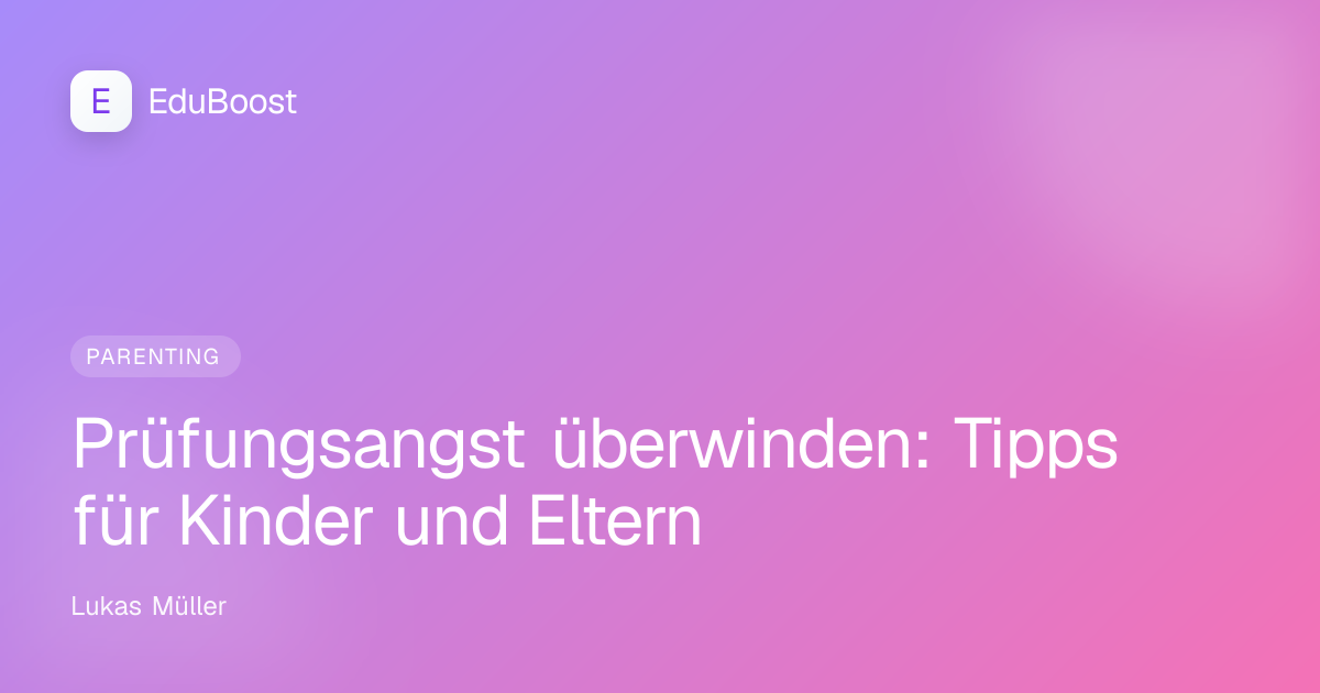 Schüler am Schreibtisch mit Lernunterlagen, nachdenklich vor einer bevorstehenden Prüfung