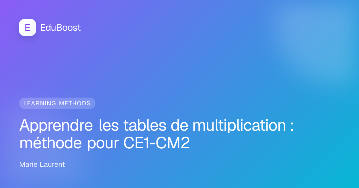 Enfant qui travaille ses mathématiques avec un crayon et un cahier sur une table