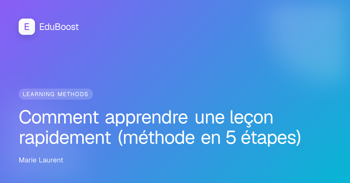Lycéen qui révise ses notes avec des fiches colorées