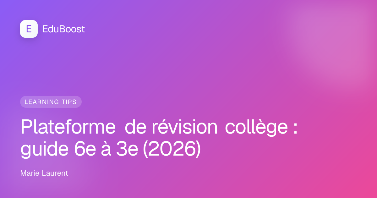 Collégien utilisant un ordinateur pour réviser à son bureau, cahiers ouverts autour de lui