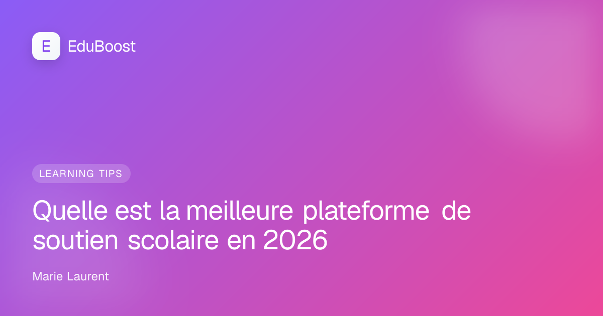Adolescent utilisant une tablette pour du soutien scolaire en ligne à son bureau